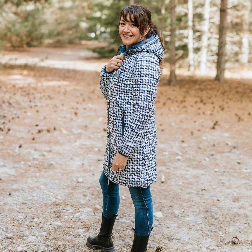 Arnie Women's Reversible 90/10 Down Coat - Moonlight / Navy Houndstooth - Image 3